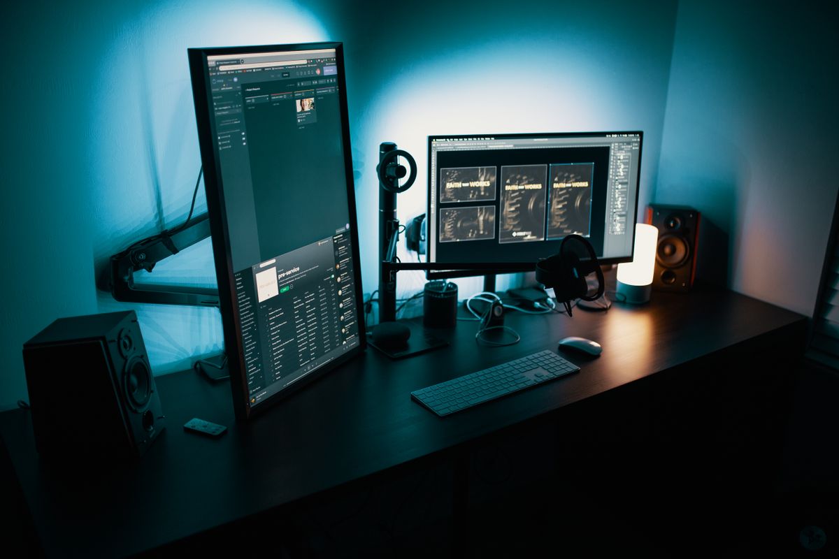 Compact desktop with monitor and keyboard—Mac mini workstation for development benchmarks