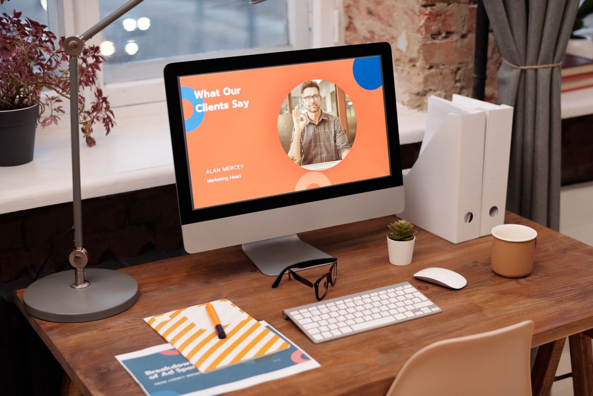 Laptop mit Code-Editor im Entwickler-Workspace — AI-Agent-Monatskosten von Solo bis Team
