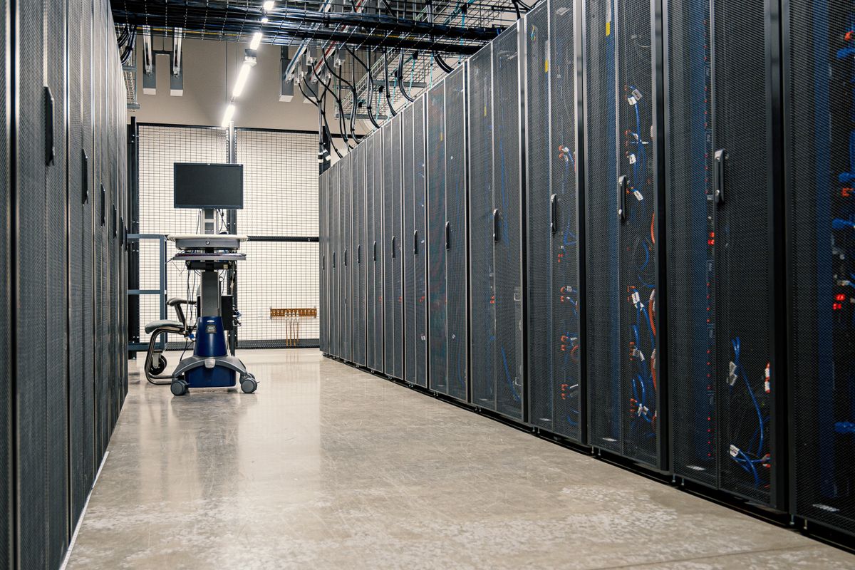 Rechenzentrum mit Serverracks — Infrastruktur für dauerhafte AI Memory und Agent Memory