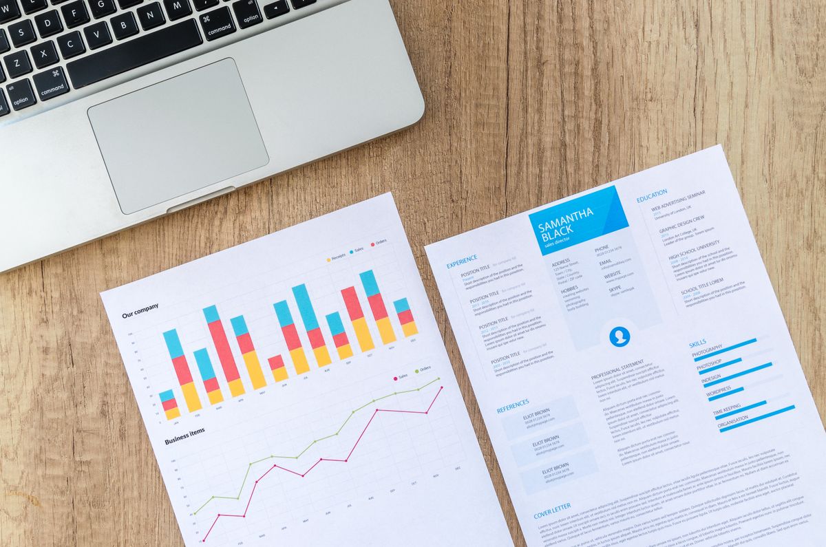 Mehrmonitor-Arbeitsplatz mit API-Dashboard und Code-Editor — AI-API-Preisvergleich 2026