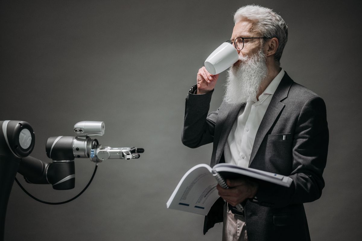Entwickler am Schreibtisch mit mehreren Monitoren und Code—AI Coding und erste KI-App