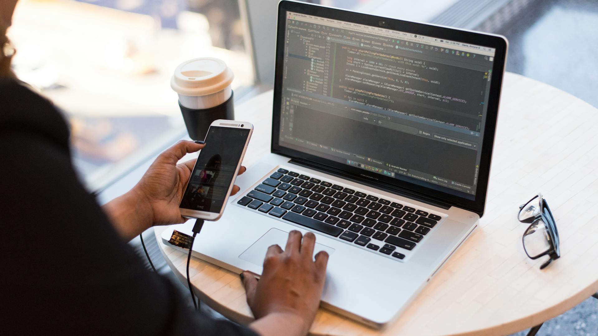 Mobile CI und Migration: Laptop mit IDE und Smartphone im Kurzzyklus-Release