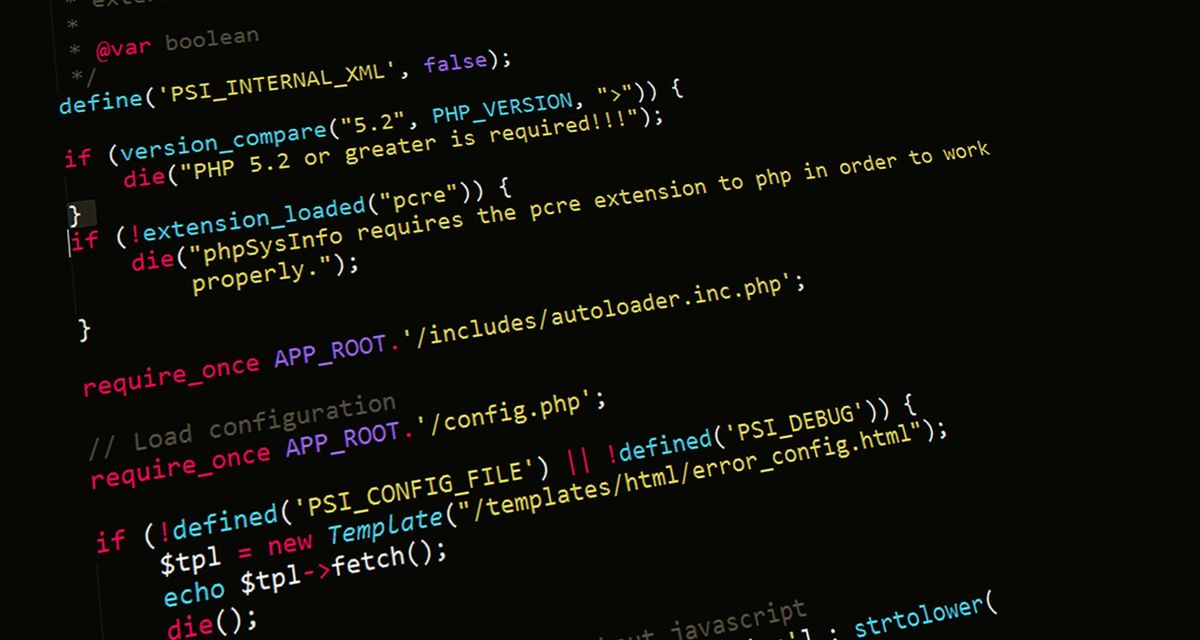 Dunkler Code-Editor mit PHP- und Konfigurationszeilen in Nahaufnahme