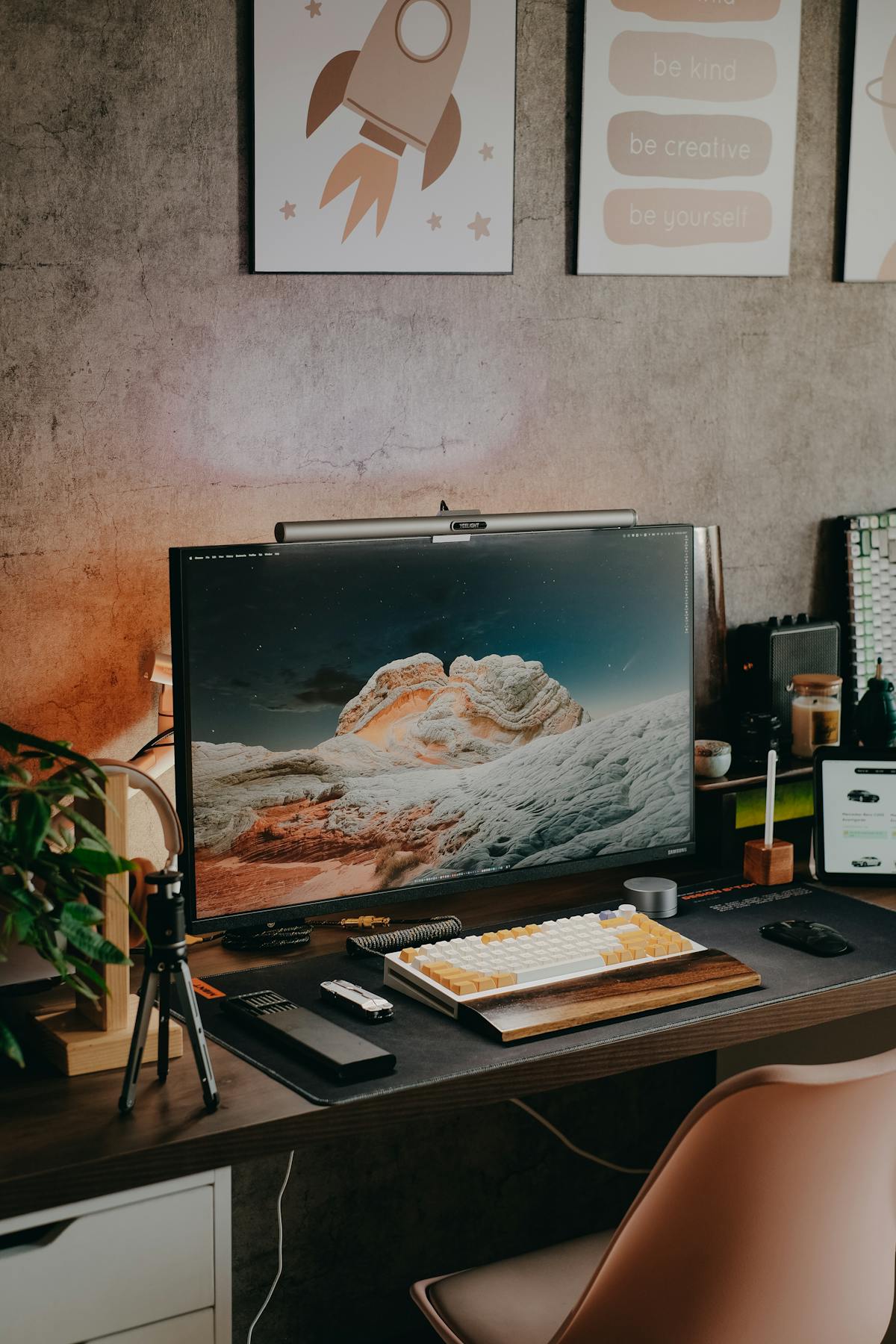 Mehrmonitor-Arbeitsplatz als Metapher für Kapazitätsplanung von macOS-CI-Runnern