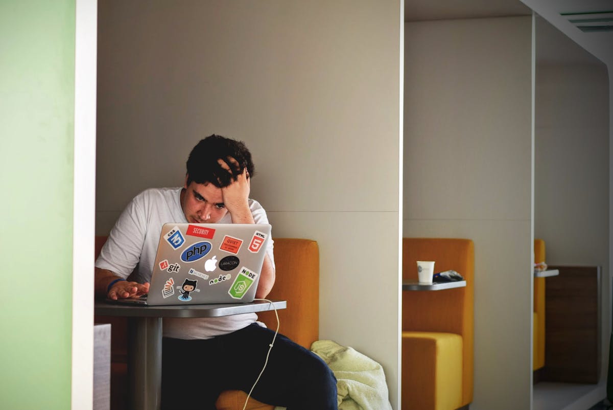 Entwickler prüft iOS-CI-Buildzeiten auf dem MacBook