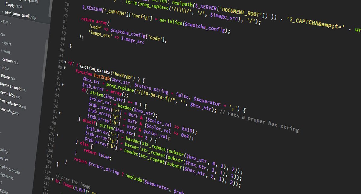 Nahaufnahme eines dunklen Code-Editors mit Syntaxfarben und Dateibaum
