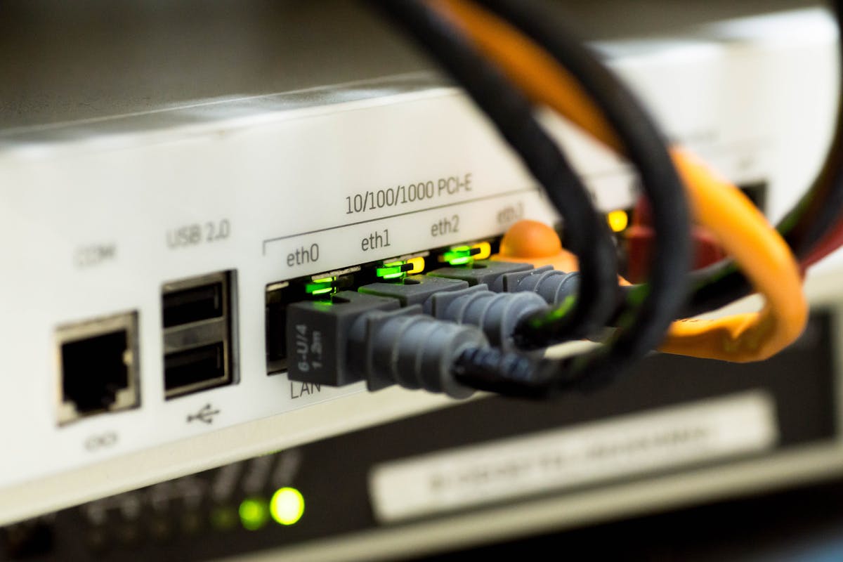Netzwerk-Verkabelung als Metapher für mehrere isolierte OpenClaw-Gateway-Profile auf einem VPS
