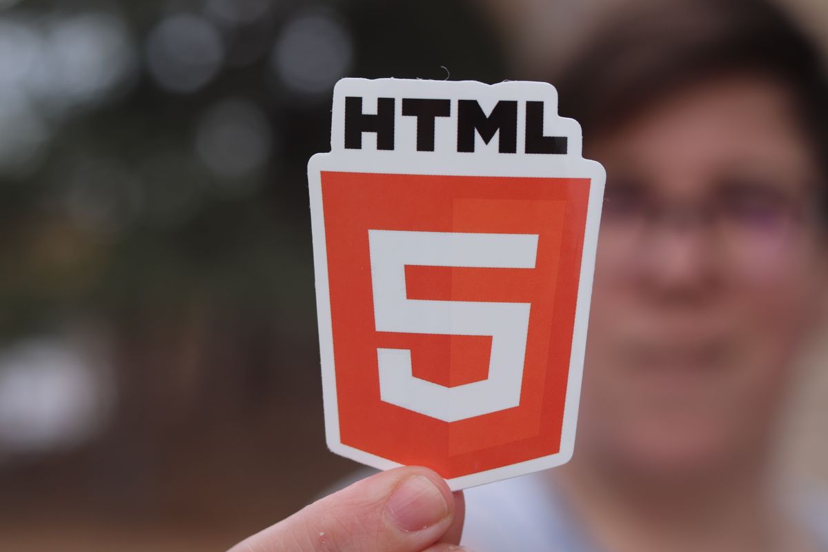 Laptop mit geöffnetem Code-Editor—Entwickler senkt Claude-Code-Kosten mit Terminal-KI