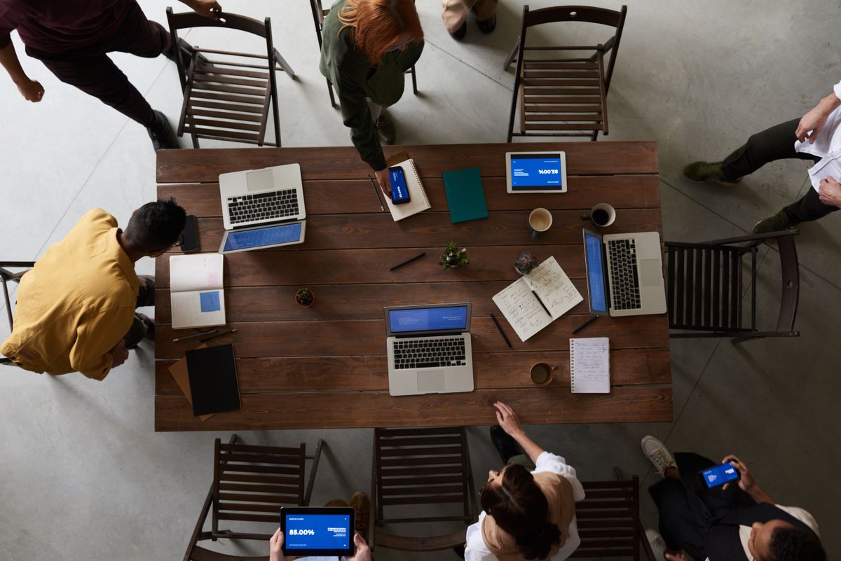 Mehrere MacBooks am Tisch—Team-Entwicklung, passend zu Remote-Xcode auf Cloud-Mac