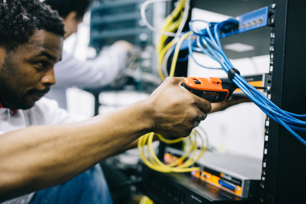 Server rack maintenance—Linux VPS disk space and ops cleanup scene