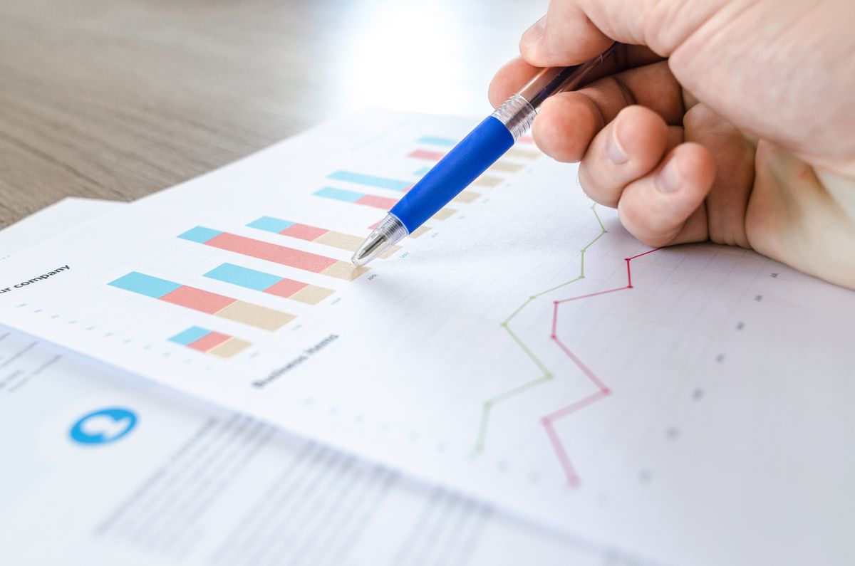 Poste multi-écrans avec tableau de bord API et éditeur de code — comparatif prix API IA 2026