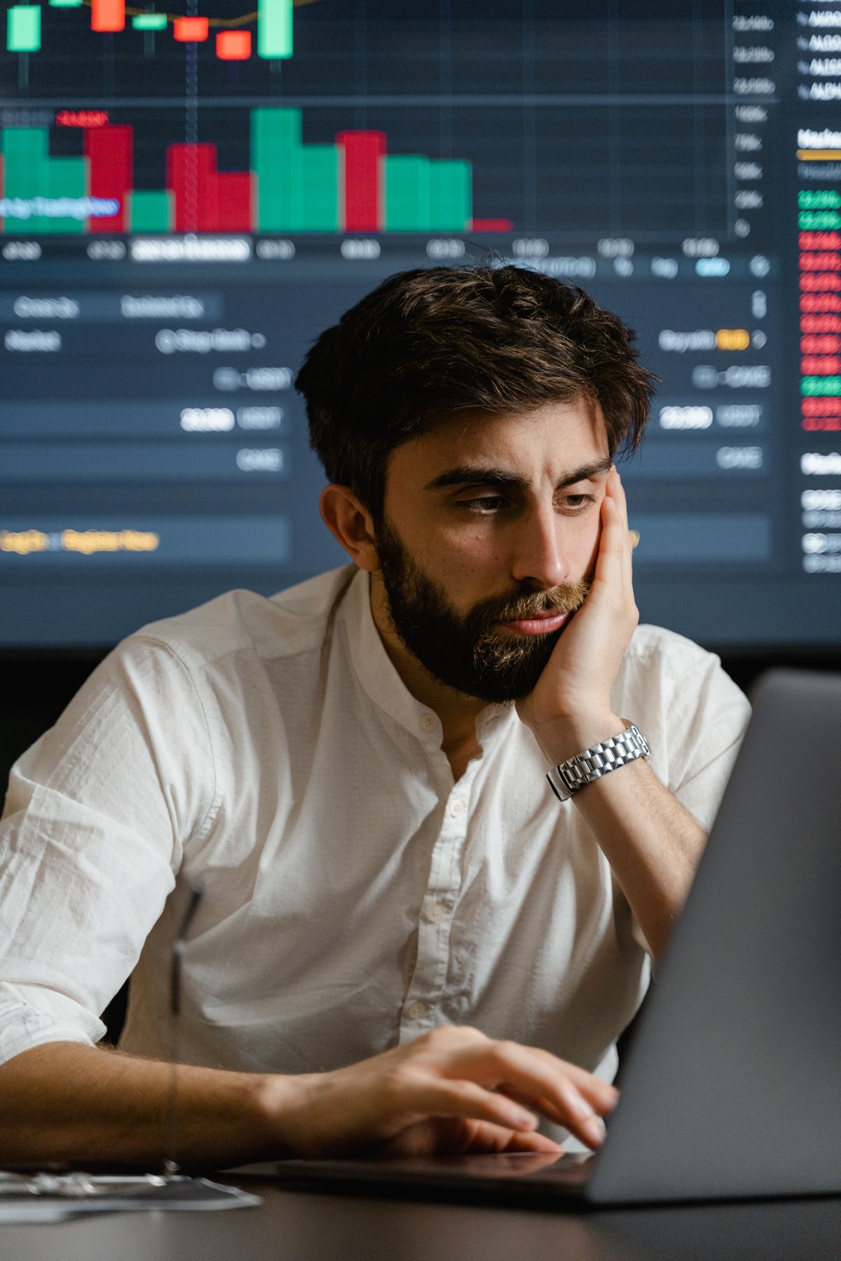 Développeur à un bureau avec plusieurs écrans et du code—AI Coding et première app IA