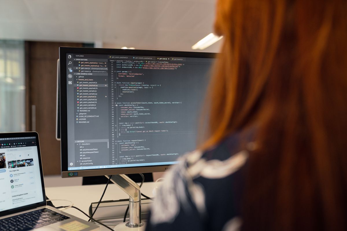 MacBook avec éditeur de code—Ollama local et choix de la RAM