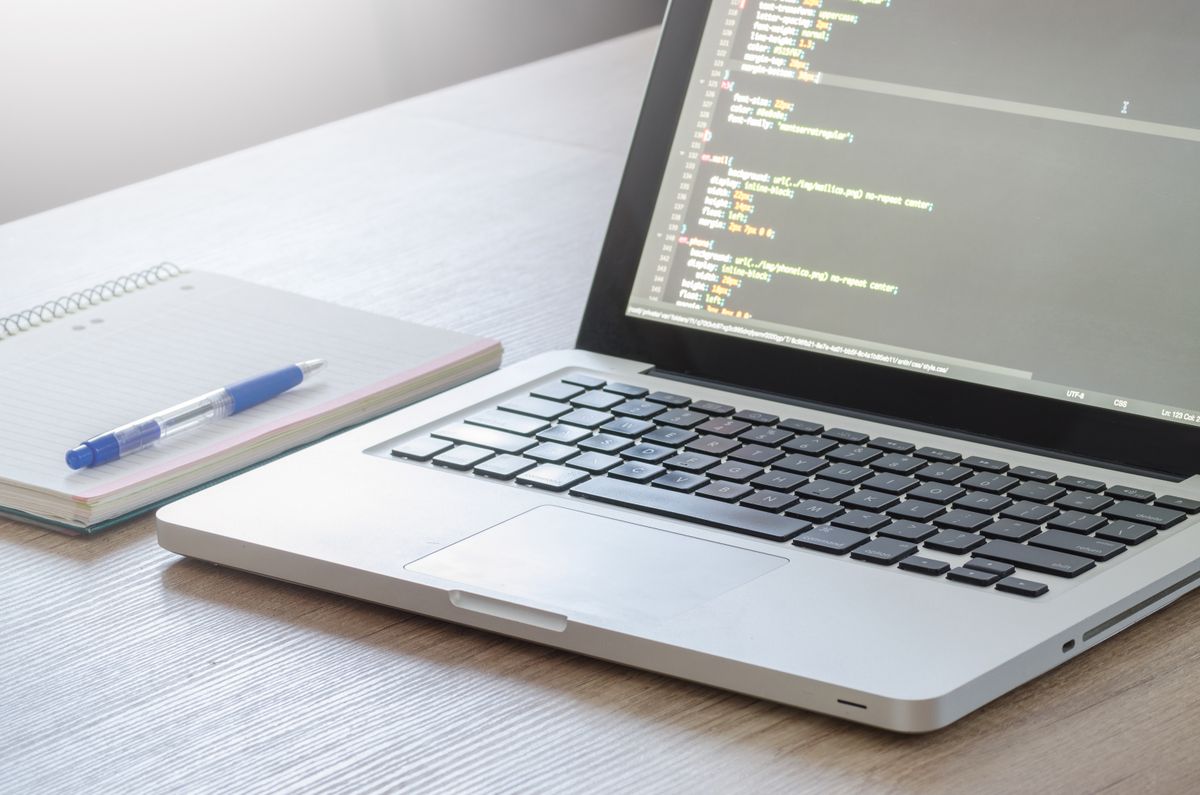 Écran de portable avec éditeur de code et terminal — débogage d'un pipeline multi-agents sur VPS Linux cloud