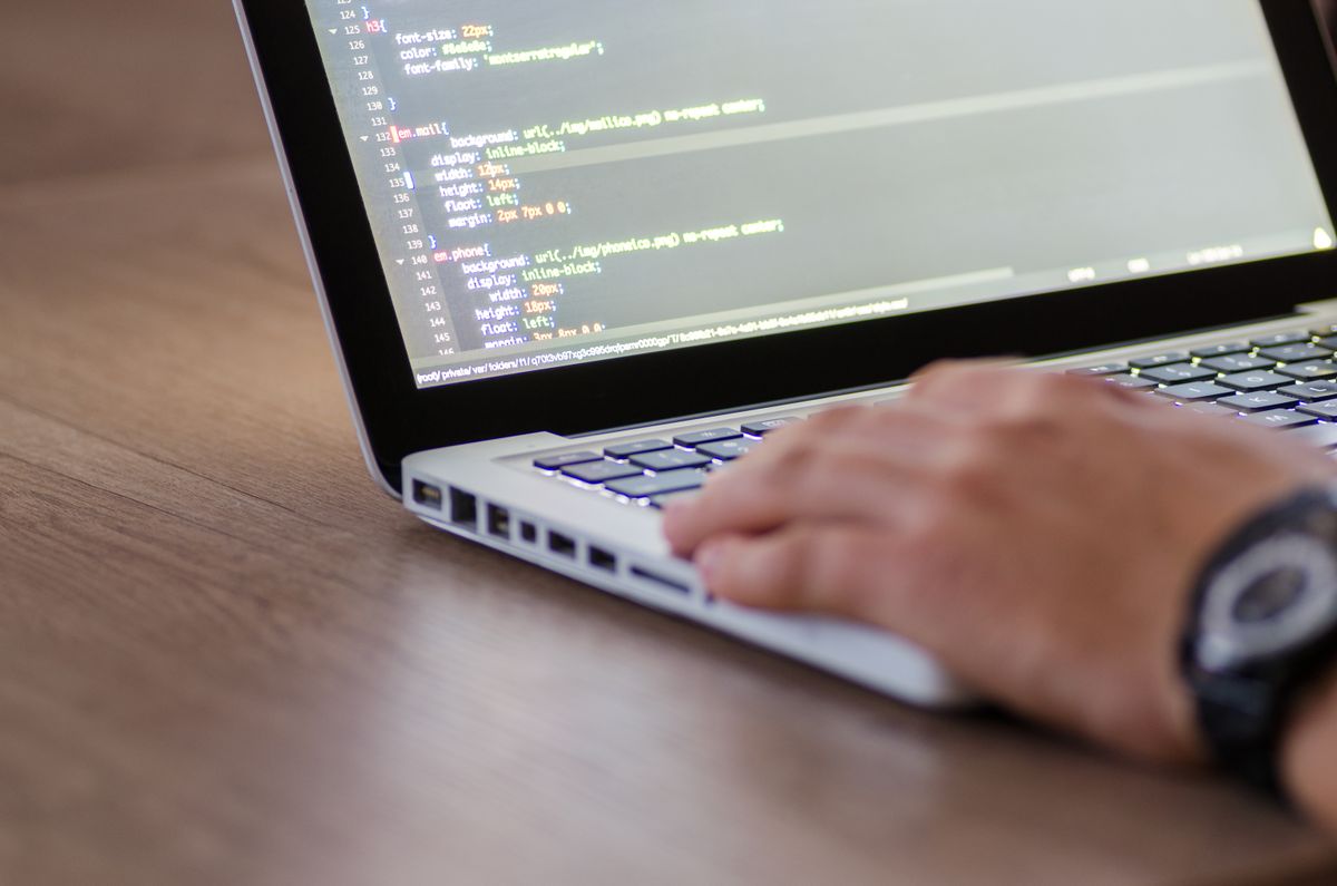 MacBook ouvert sur du code—poste de dev pour Xcode distant et build iOS sur Mac cloud
