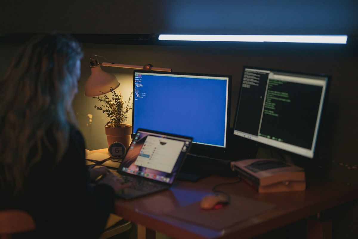 ノート PC のコードエディタ画面と開発者ワークスペース——個人からチームまでの AI Agent 月額コスト