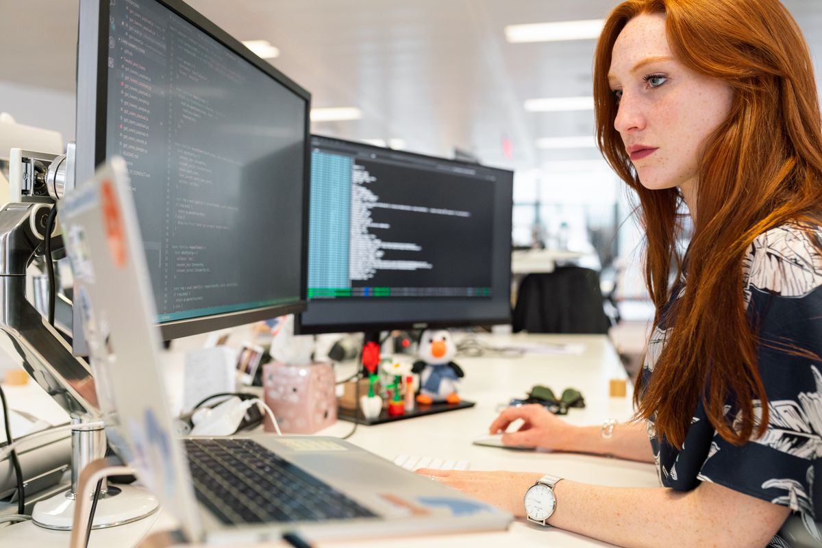 デスクで複数モニターを使いコードを書く開発者—AI Coding入門と最初のAIアプリ