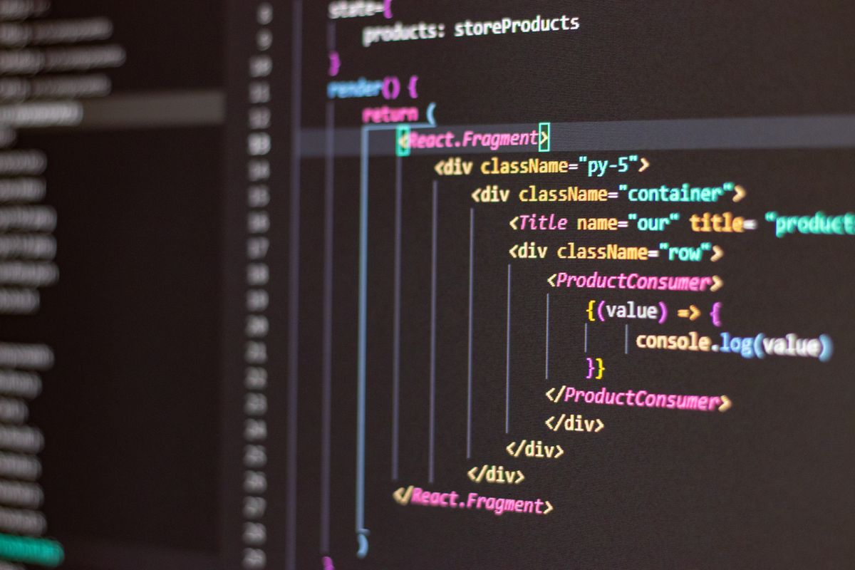マルチモニター開発環境でコードとターミナルを操作する開発者——Linux SSH リモート障害対応の場面