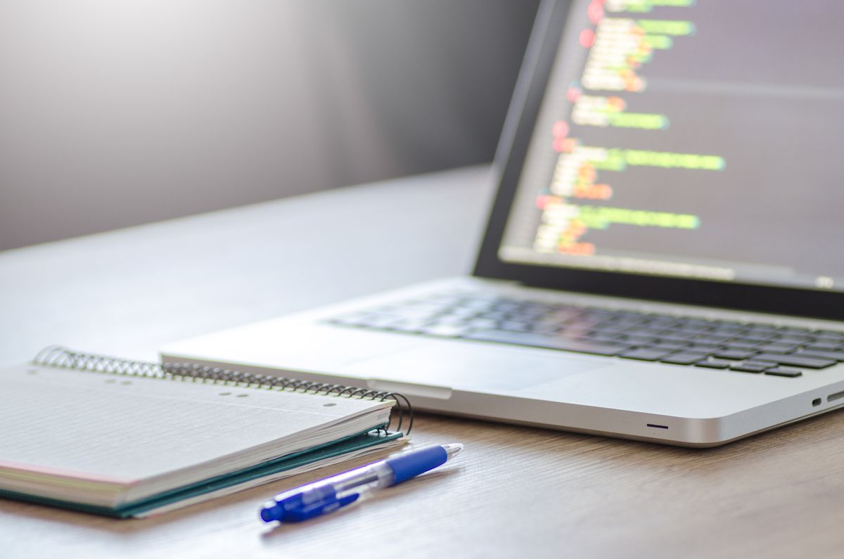 MacBook 上の Xcode 27 と WWDC 2026 Agentic Coding の開発シーン