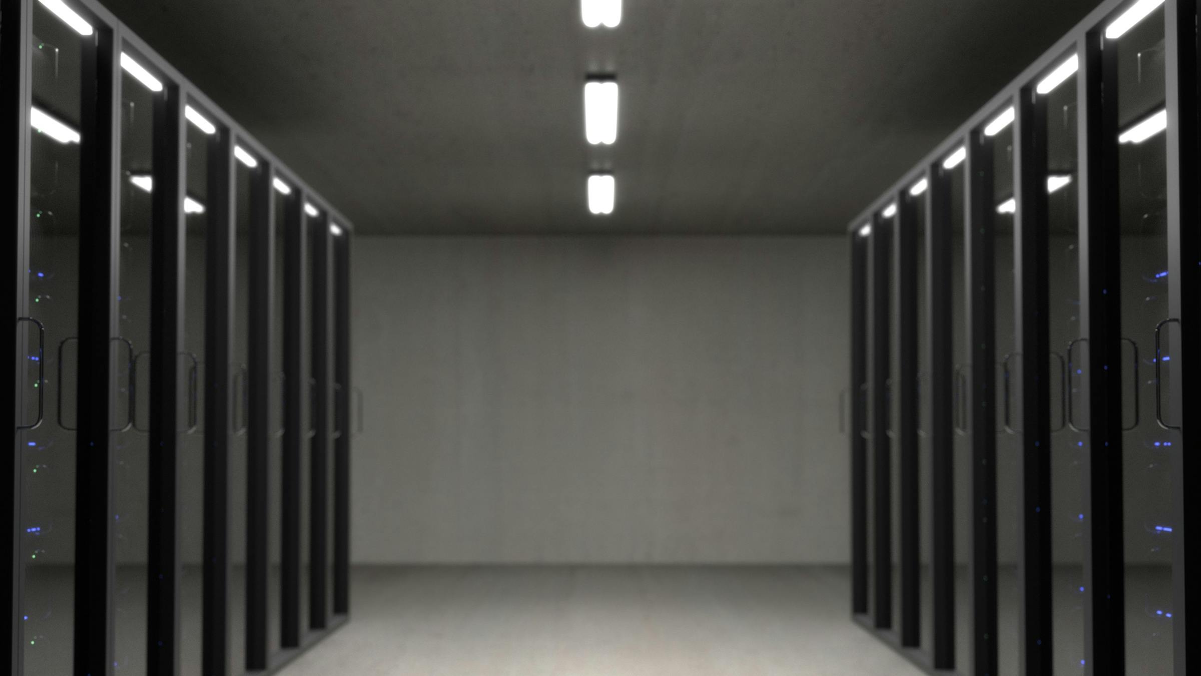 サーバーラックを連想させる写真。macOSパイプラインとLinuxエージェントの容量計画のイメージ
