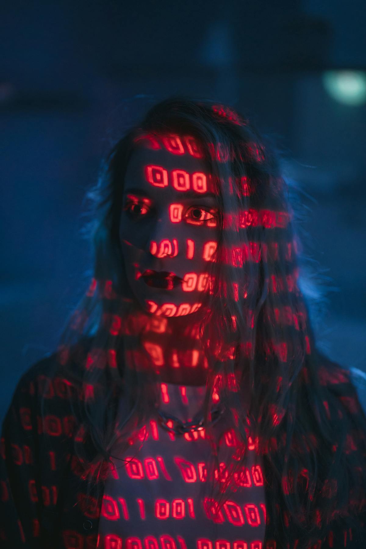 이진 코드가 투사된 인물 초상 — 채팅 기록과 구분되는 AI Agent Memory·AI Memory 개념
