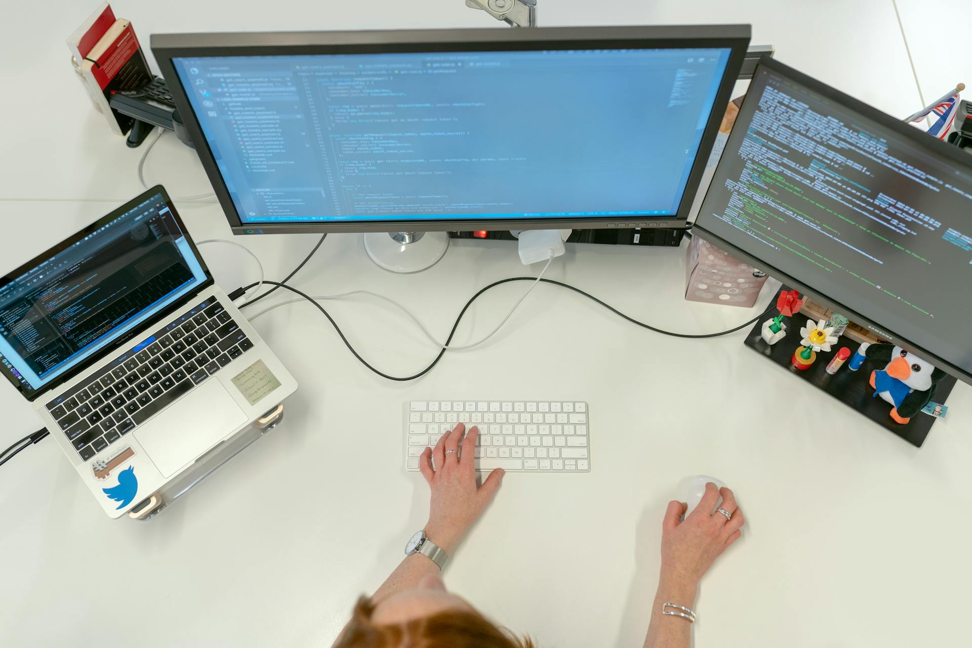여러 모니터가 있는 개발자 워크스테이션, macOS CI Runner 용량 계획을 상징