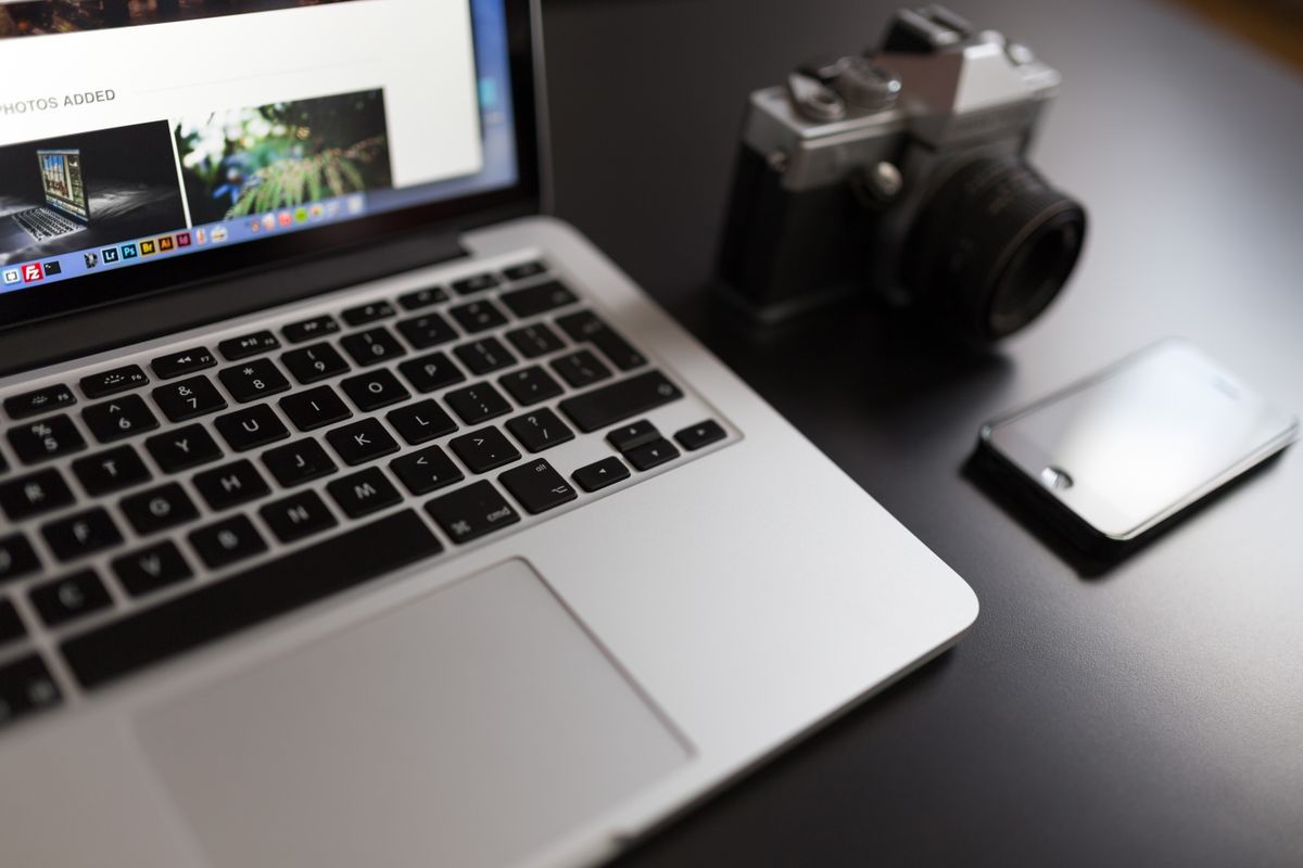 MacBook 코드 편집기와 터미널 — GitHub Actions Xcode CI를 살피는 iOS 팀