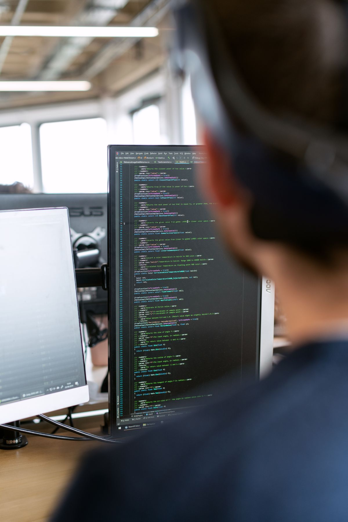 Ноутбук с открытым редактором кода—разработчик снижает расходы на Claude Code через терминальный AI