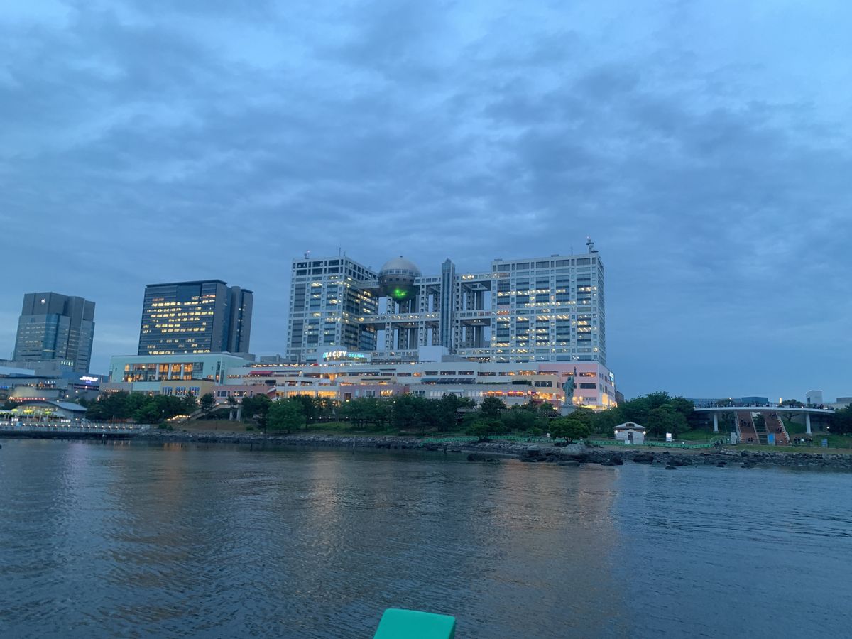 多螢幕工作站上顯示 API 用量儀表板與程式碼編輯器——2026 AI API 價格對比場景