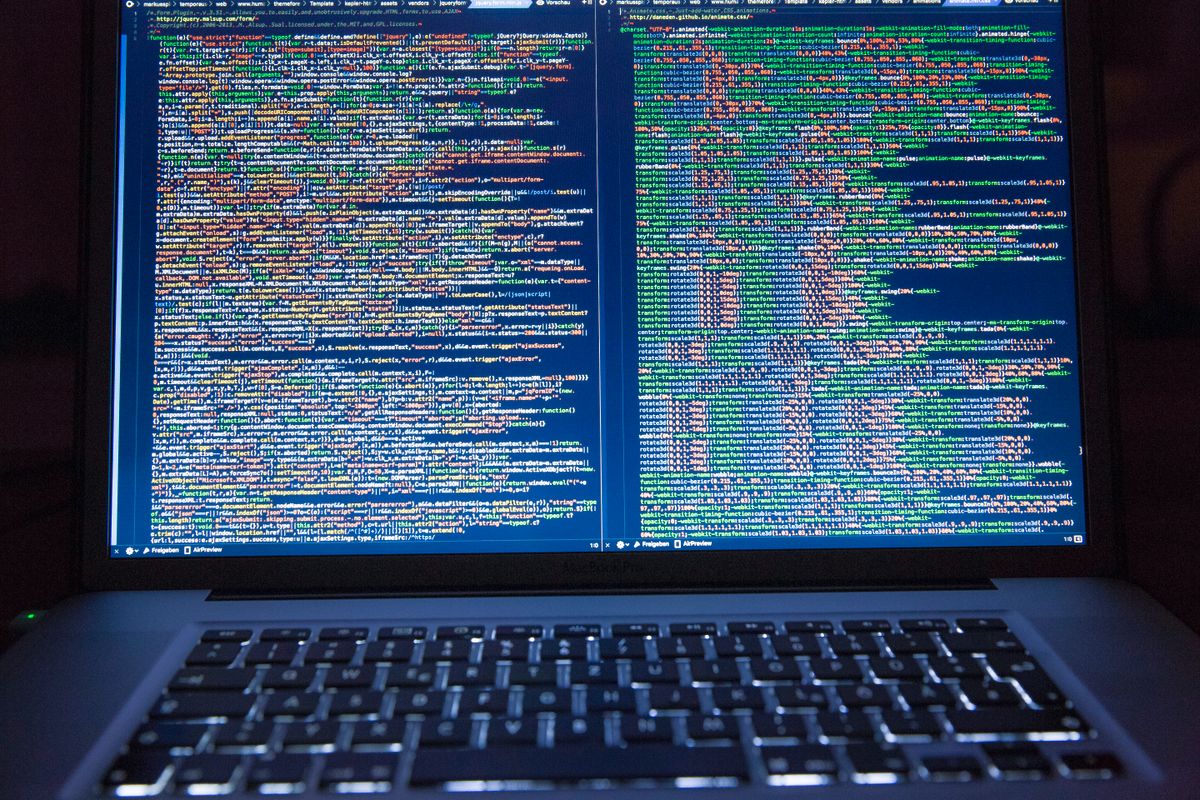 Flutter 開發者在 Mac 上除錯行動應用，背景為 CI 流水線示意
