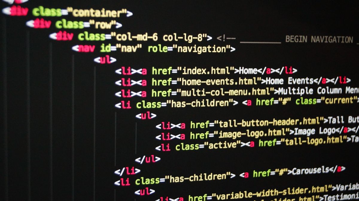 深色主题代码编辑器特写，屏幕上是带语法高亮的 HTML 源码——用 Claude API 与 Tool Use 写 AI Agent 的开发场景